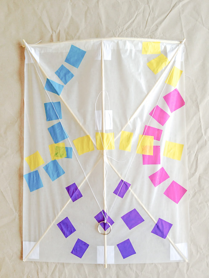 How to make a paper kite - DIY Kite - Daisies & Pie